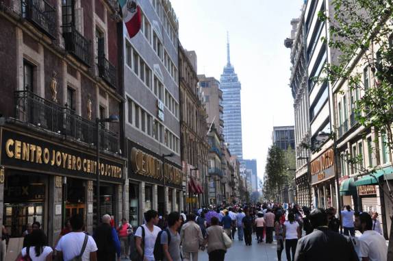 O sempre movimentado calçadão da Madero, ao lado da Zócalo, no centro da Cidade do México, capital do país